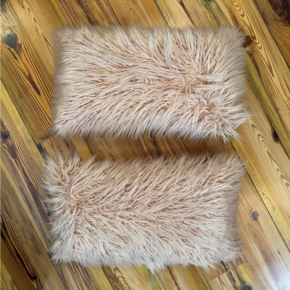 Faux Fur Throw Pillows in pink/mauve